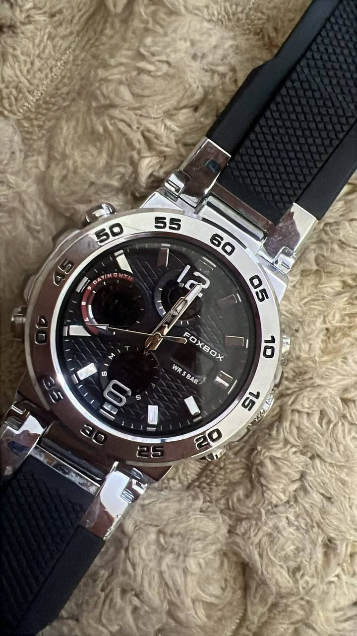 ساعة FOXBOX أصلية للبيع
• الحالة: نظيفة جداً (مثل الصور).
• المواصفات: ماكينة يابانية، مقاومة للماء (50M)، سير سيليكون مريح.
• المميزات: تصميم رياضي فخم، عقارب مضيئة، وتاريخ شغال.


**إذا كنت صاحب هذا الإعلان وتريد حذفه لأي سبب، رجاءا أرسل رسالة إلى الدعم الفني**