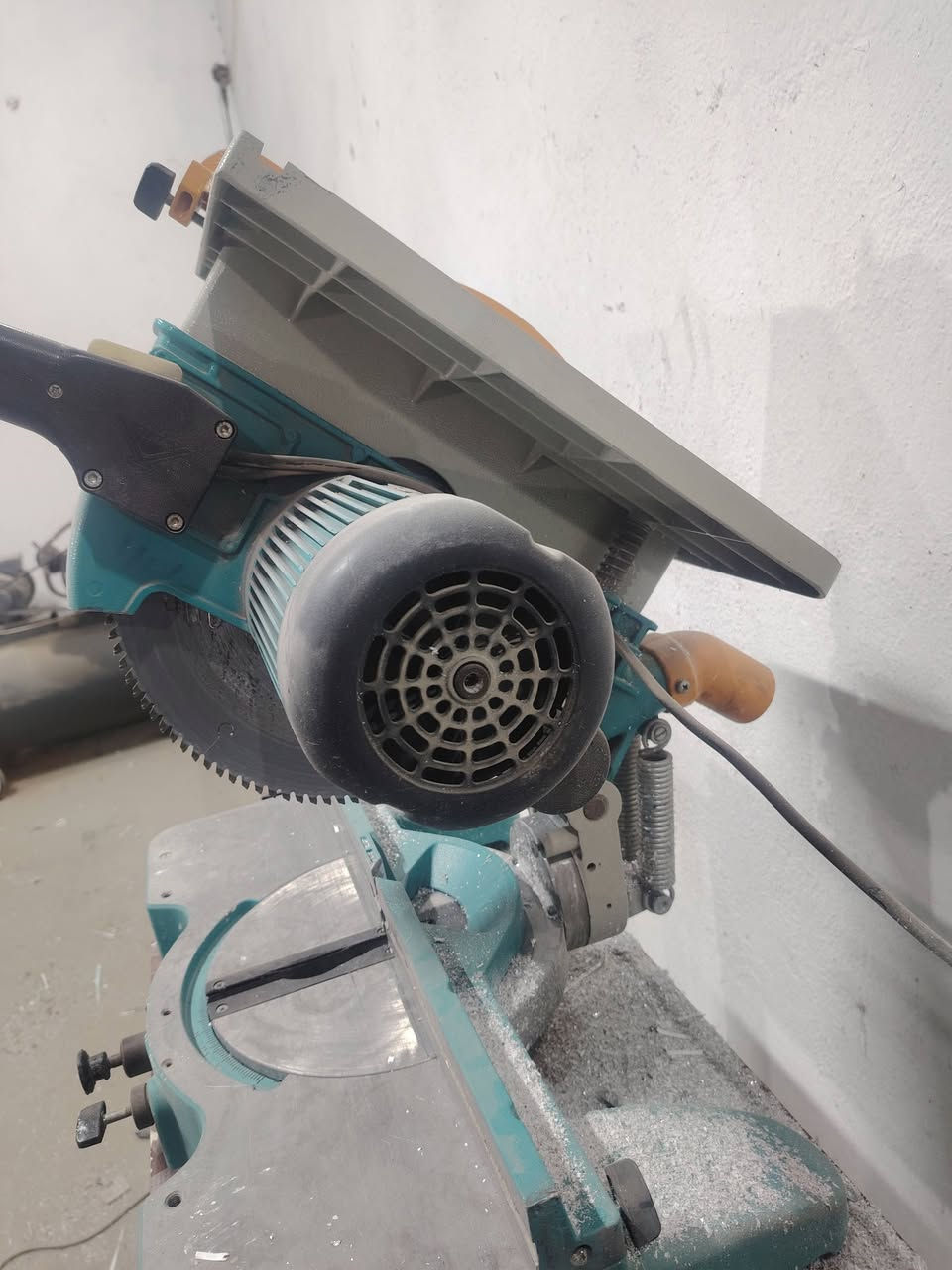 كتر ألمنيوم يلمز نضيف مع دواكير اثنين 
وميز كتر تسكام
مكانه كربلاء طوريج
للأستفسار ***********
