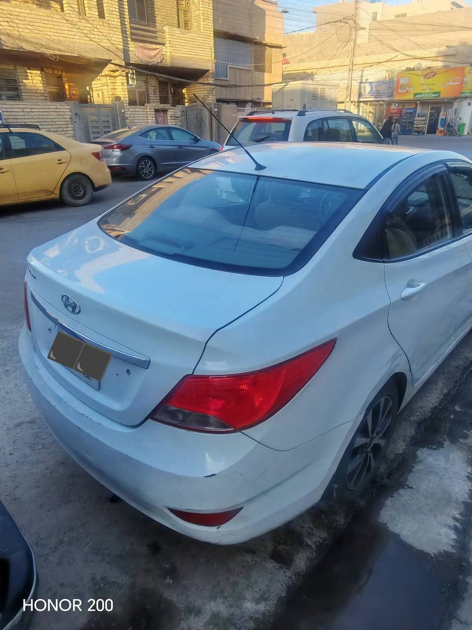 السلام عليكم
هيونداي اكسنت موديل 15 خليجي
ماشية ١٦٧ الف كيلو فول مواصفات سلايد و خمسة ويلكب و تحكمات ستيرن 
السيارة بيهة صبغ في باب خلف السائق اثر طخة بسيطة مثل ما موضح بالصورة
المكان بغداد حي القاهرة
السعر ٩٥ ورقة وبيهة مجال بسيط.
الرقم للاستفسار ***********
