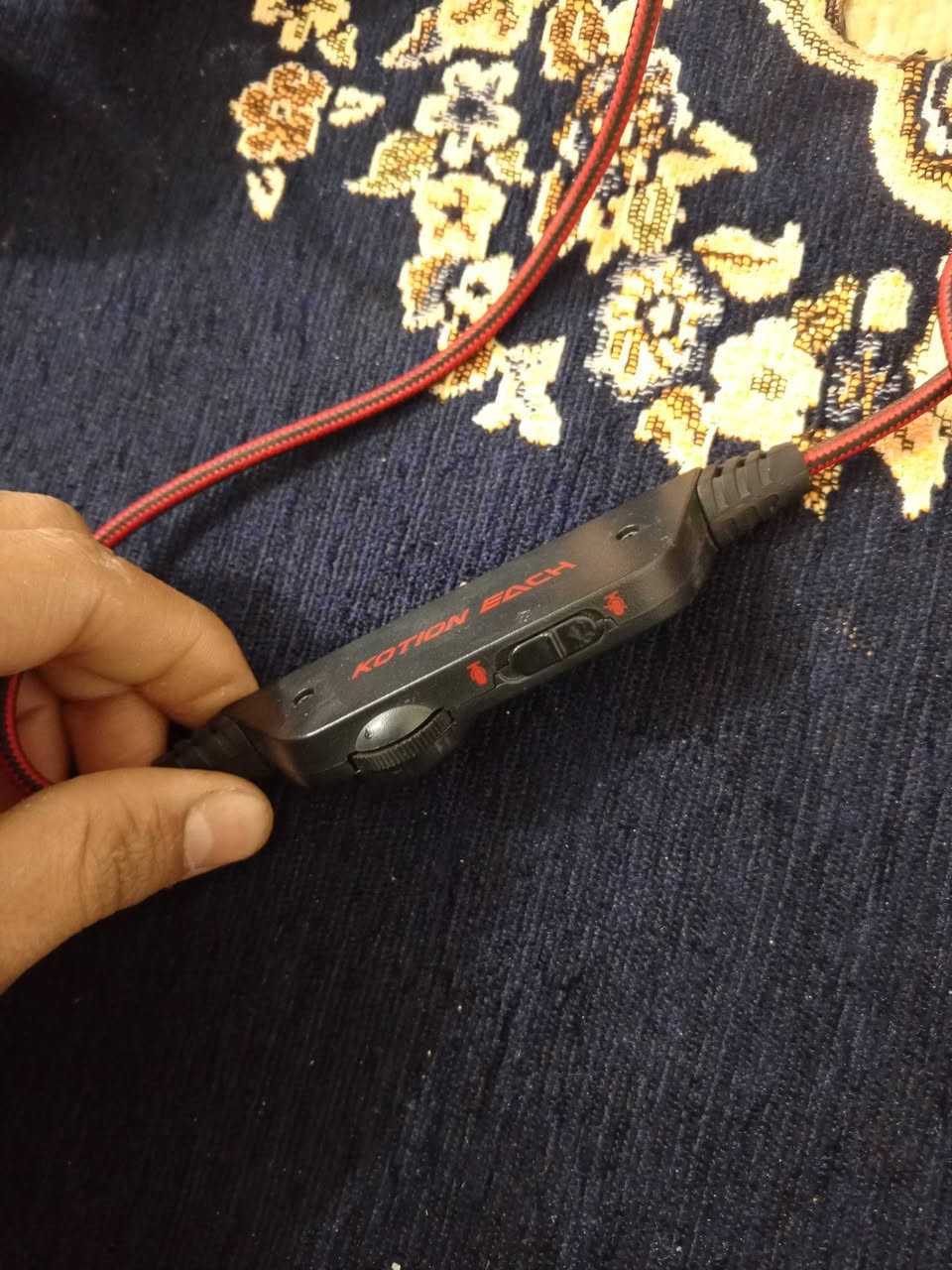 سماعات اصلي كيمنك تراهم تلفون و منفذ يو اس بي اخذتها ب 50 فول عل فحص اريدها مروس ب شاحن ايفون اصلي إذا مو اصلي ماريد الرقم
***********
