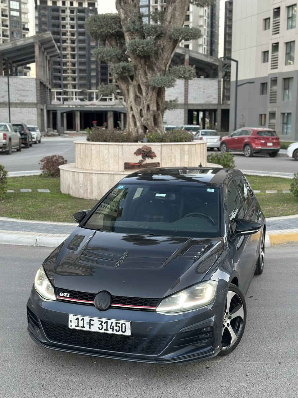السلام عليكم جميعاً 
رمضان كريم وربي ينعاد عليكم وعلى عوائلكم بالصحة والسلامة ✨♥️

Golf GTI 2019 (2.0 T) للبيع 📍📍📍
الممشى :- 52.000 كم 
رقم بغداد 
وارد امريكي حادثهه موضح بالصور ادناه ! 
بدوووون ايرباااك حادث بسيط جداً قطعة وحده فقط ( بنيد ) 

اللون نيلي / كحلي / ازرق 

مواصفات :-
شاشه جبيرة ابل كار بلي واندرويد اوتو
كامرة خلفية علامة قلابة 
حساسات
رادارات جانبي
4 وضعيات قيادة ( ايكو - سبورت - كونفرت - كوستم ) 
شفتات ستيرن 
تحكمات جهتين 
رادار
تثبيت سرعة 
تدفئة كشنات 
لد زينون 
ويل 17 اصلي 
تايرات  تخم جديد قبل شهرين شادة 

الاضافات على السيارة :-
 بنيد كاربون فايبر ( اليااف حقيقية ) سعرة 500$ والبنيد البلادي موجود 
كزوز رياضي والوسطيه موجودة 
برمجة 3brothers الغنيين عن التعريف سيفتي 
📍📍📍
بيهه طخة بالباب الايمن عكس السائق شي بسيط يتعدل عالبارد
السيارة كلش حلوه ونضيفه وقويه ومعتني بيهه على اخر حبه اي كلوب بالدشبول ماكو اي مشكلة بالسيارة ماكو اللهم بس باتري السويج كلشي جاهز بالسيارة 
عليهه غرامات 700 تنزل من سعرهه 

السعر 18.000$ وقابل للتفاوض
المكان ( بغداد - حي الجهاد - مجمع النسيم ) 
***********
