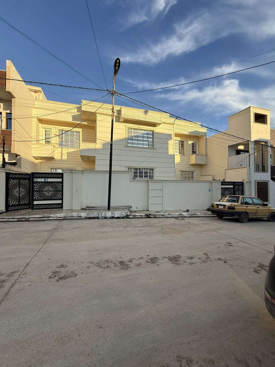 ?دار للبيع _ فرصة لا تعوض !🏡
📍الموقع: الموصل_[ حي التعليم العالي - مجمع النور السگني ] 
📐المساحه: [ 360. متر وجهه18 متر] 
🛏️عدد الغرف: [ 6 غرف نوم ]
🛁عدد الحمامات: [ 4 حمام ] 
🍽️ مطبخ + صالة + استقبال+ كراج+ سطح 
يقع على شارع 12
اتفصيل اكثر اتصلو علئ ارقام التاليه 
لو مراجعه مكتب دانية للعقار عنون مكتب حي التعليم العالي 
بعد مجمع الغز 
*********** اسيا
*********** كورك
نستقبل كافة العروضات في احياء التعليم العالي ؟
