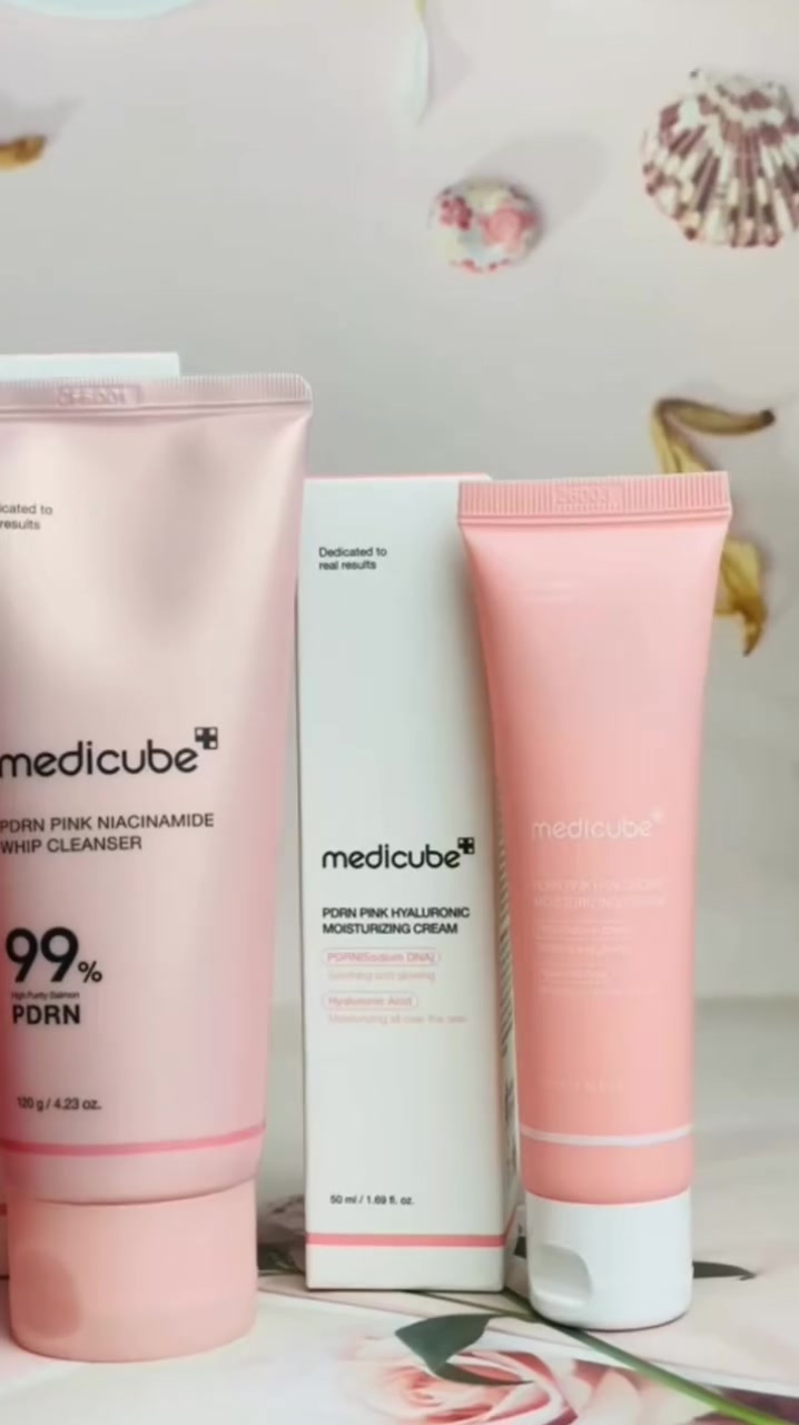 🌸 الكولكشن الوردي السحري من Medicube وصل! 🌸

لكل من تبحث عن بشرة زجاجية ونضارة خيالية، وفرنا لكم أقوى مجموعة حصرية من الماركة الكورية الشهيرة Medicube المدعمة بتقنية الـ PDRN (سيروم السلمون النقي بنسبة 99%) لترميم البشرة وتجديدها بالكامل! 💕✨
مكونات المجموعة الظاهرة في صورة image.png:
 🧴 Medicube PDRN Hydrating Gel Cleanser
جل الغسول المائي المرطب، ينظف البشرة بعمق ويحافظ على رطوبتها ونعومتها بدون أي جفاف. 🧼💖
 🧼 Medicube PDRN Pink Niacinamide Whip Cleanser
غسول الرغوة الوردي المدعم بالنياكيناميد، يعطي إشراقة فورية، يوحد لون البشرة، ويتخلص من الشوائب والبهتان. 🌸☁️
 🧴 Medicube PDRN Pink Hyaluronic Moisturizing Cream
كريم الترطيب الوردي الفائق بالهيالورونيك أسيد و(Sodium DNA)، يمنح البشرة مرونة ونعومة فائقة ولمعة صحية تدوم طوال اليوم. 💧

سعر العرض خاص  الاصلي #الشعب_الصيني_ماله_حل😂😂 #لحجز #والستفسار #مراسله


**إذا كنت صاحب هذا الإعلان وتريد حذفه لأي سبب، رجاءا أرسل رسالة إلى الدعم الفني**