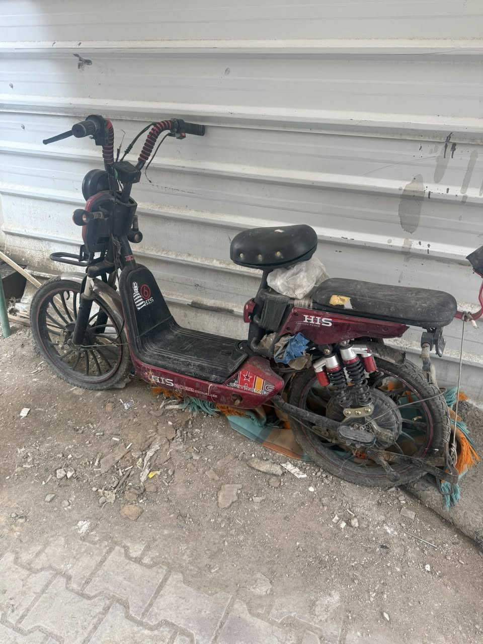 سلام عليكم دراجه شحن. للبيع 5 باتري متروكه صار شهر  
محتاجه شاحنه وشاشه وبنزات فقط 
المكان سيطره بوبيات *********** سعر 175 وبيه مجال
