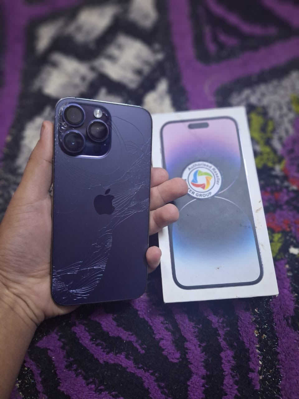 السلام عليكم جهاز أيفون ١٤ برو ماكس للبيع نضيف فقط الضهر مكسور الباقي مكفول ضمان ماستر بطارية ٨٦ ذاكرة ٢٥٦ كامل ملحقات السعر ٧٢٥ وبي مجال بسيط العنوان بغداد الرشاد الرقم ***********
