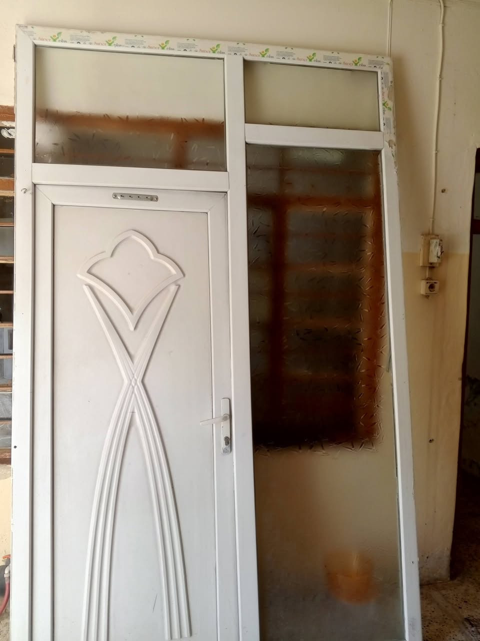 اغراض للبيع
كونترات 
مع ميز وكراسي
مع ابواب خشب
التواصل على الرقم 
***********
