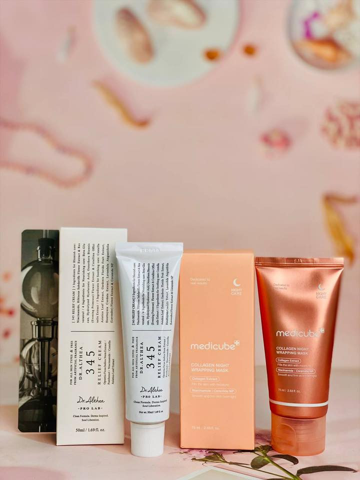 : سر النضارة الكورية بين يديكِ! ✨🇰🇷
1. قناع الكولاجين الليلي (Medicube Collagen Night Wrapping Mask):
• الشرح: يعمل كدرع واقي يحبس الرطوبة أثناء النوم. يشد البشرة ويعطيها لمعة "الجلاس سكين" من أول استخدام. 🌙 طريقتك المثالية للاستيقاظ ببشرة مرنة وممتلئة. 🫧
2. كريم الإغاثة 345 (Dr. Althea 345 Relief Cream):
• الشرح: كريم مرمم وخفيف جداً، مثالي لتهدئة الاحمرار وعلاج آثار الحبوب وتقوية حاجز البشرة. 🛡️ الحل الأسرع للبشرة المجهدة والباهتة. 🌿
النتيجة؟ بشرة صافية، مشدودة، ومشرقة دائماً! 💎✨

سعر العرض 20الف
@إشارة
#عروض
#ترند
#اصلي


**إذا كنت صاحب هذا الإعلان وتريد حذفه لأي سبب، رجاءا أرسل رسالة إلى الدعم الفني**