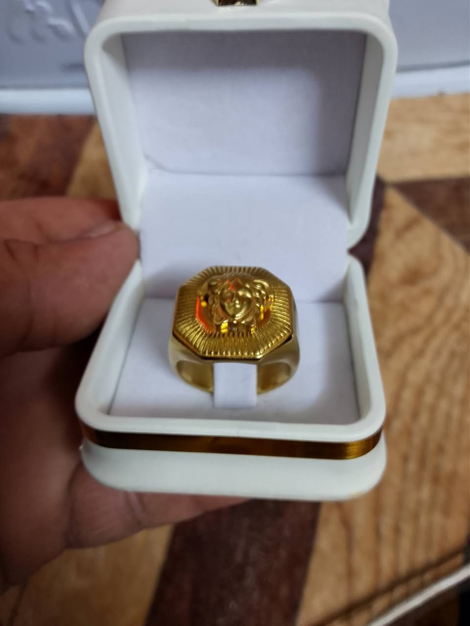 محبس ايطالي اصلي المحبس ٧٥ الف وساعه ٣٠٠الف اصلي وماركه وقديمه رجالي نسائي تلبس مدينه صدر ماكو توصيل الاستفسار واتساب ***********
