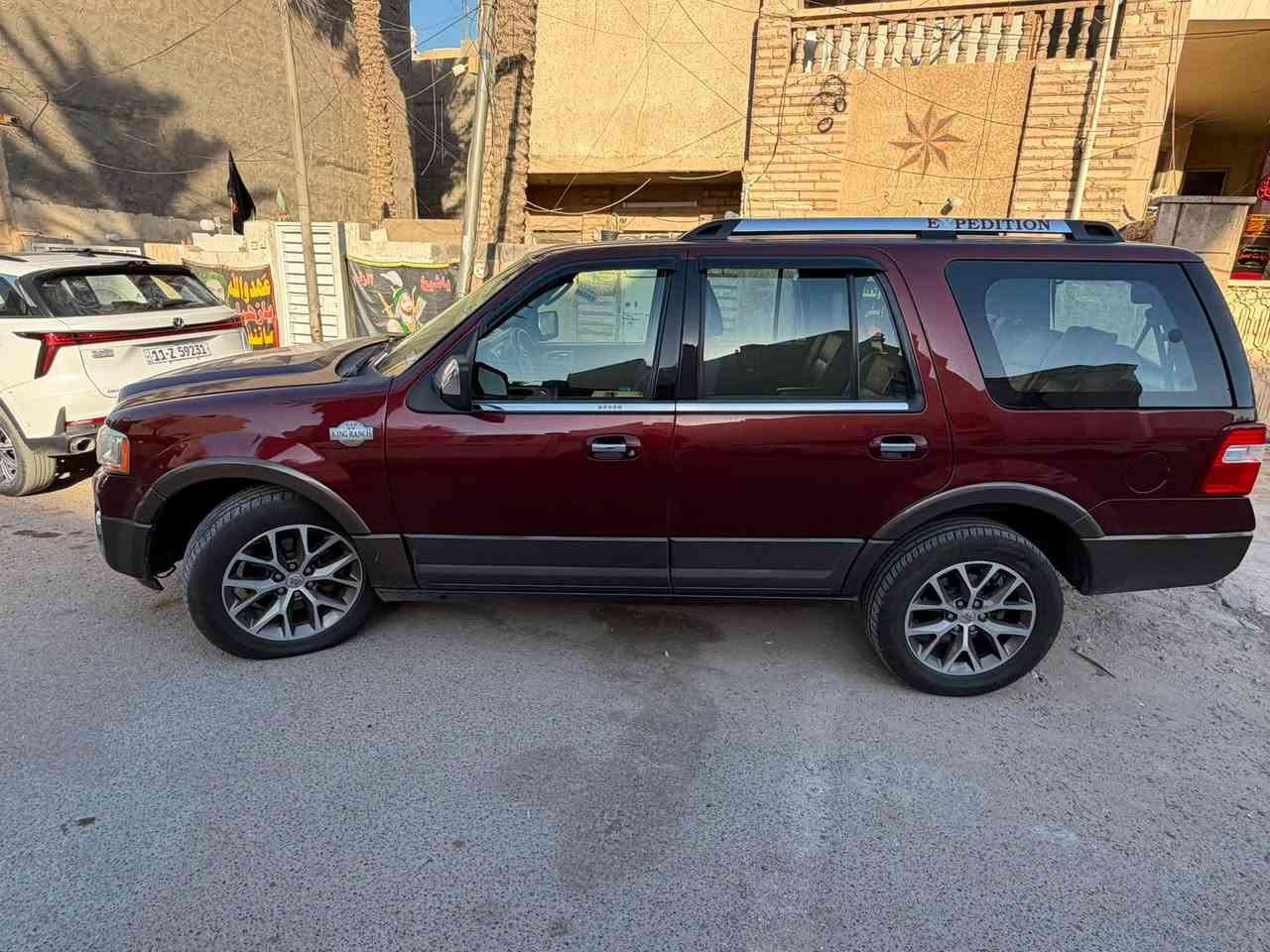 سلام عليكم للبيع فورد اكسبديشين كينك رانش فول مواصفات 2017 اعلى فئة بالفورد  كل المواصفات الي بالك موجودة بيها حادثها باب وربع الجاملغ الايسر الي عندة فورد يعرف هاية الفئة من المواصفات سيارة نظيفه جدا جاهزة من كل النواحي صيانة دوريه للسيارة مكان السيارة شاع فلسطين بغداد +964 790 479 4023 للاستفسار
