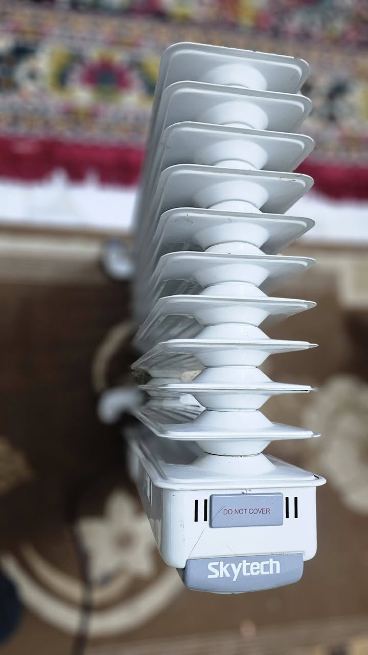 السلام عليكم للبيع صوبة زيتية 11 خانه نضيفه جدآ استخداد موسم واحد الصوبة فيها مؤقت تشغيل واطفاء وفيها فان هيتر خارجي هواء حار جدآ وحساس عند سقوط الصوبة السعر ٥٠ الف فقط *********** واتساب (بلد)
