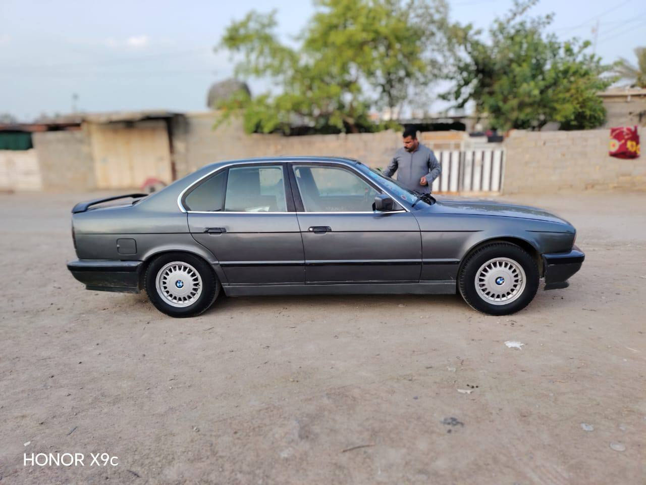 السلام عليكم 520i محرك مسكر 28 كير عادي خير من الله السيارة بسمي رقم دولي السعر 50 وبيها مجال للبيع أو مراوس خاص مفتوح الرقم ‏‪***********‬‏
