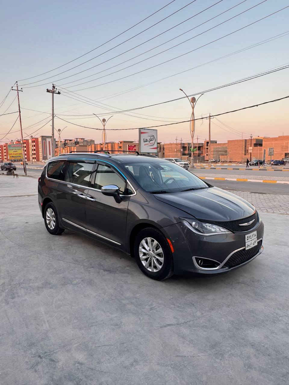 السلام عليكم للبيع كلايسلر باسفيكا موديل2018 رقم اربيل سنويه منتهيه قبل شهرين تحويل او وكاله مضمون السعر 138بيع مستعجل السياره بيه جاملغ بحادث أمريكا وهنا بيه جاملغ وباب السياره جاهزه من كلشي محرك كير تبريد حداديه تأيرات السياره فول مواصفات بيبان كهرباء كشنات جلد كشن كهرباء 7راكب كشنات بلع حساس خلفي شاشه كامره دوار رادار جانبي مكان السياره الديوانيه ***********
