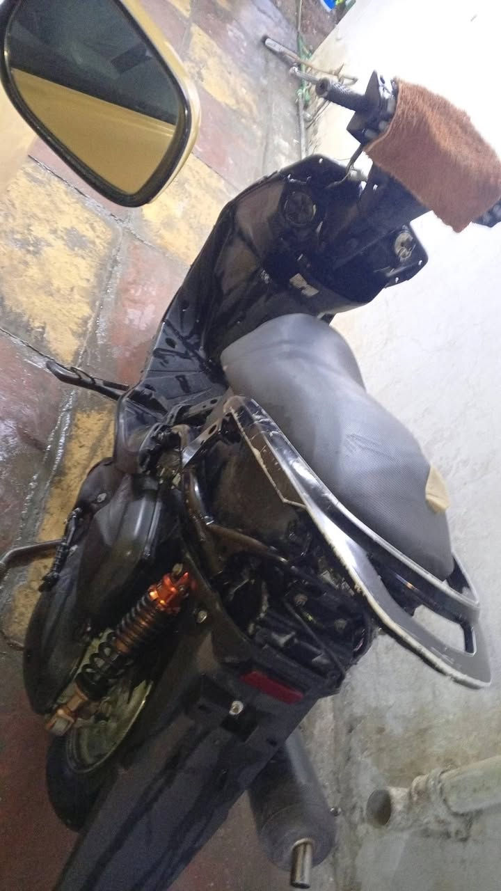 سلام عليكم ثعلب البيع 
مكينته بلاديه مجفت جديد غراض اصليه 
بيه تزويد خفيف 
صالنصه 
كلجات 
دبلات خلفيه نفخ 
كفراتها سبنتيات 
كهربائيت كله شغله 
درجه يحتجله شويه ترتيب 
سعرها 400 بيه مجال شي بسيط
مكاني بغداد حي العدل 
رقم الهاتف ***********
