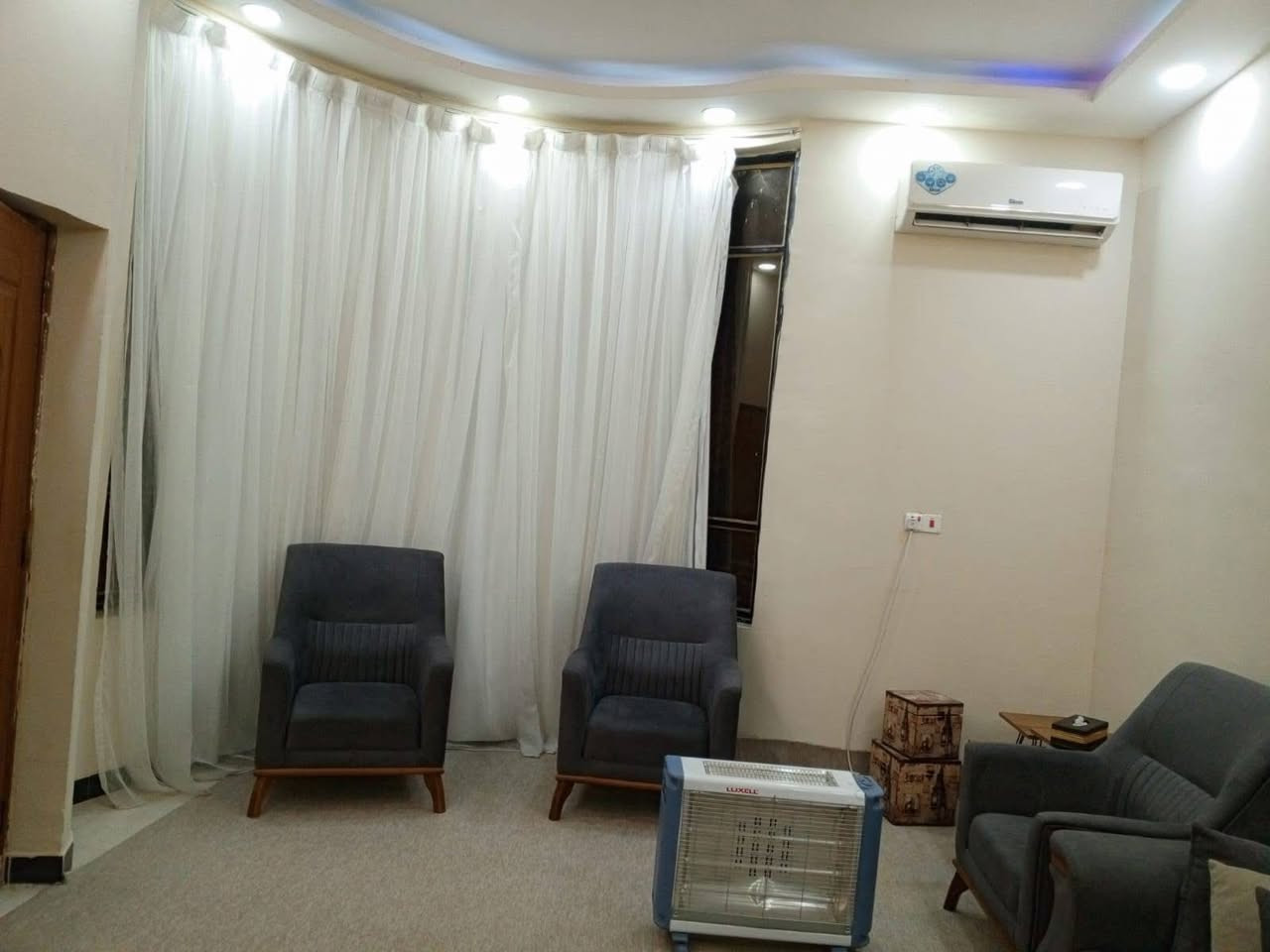 السلام عليكم
بيت مساحه ٢٠٠متر

طابق ونص

الطابق الاول:

غرفتين منام

صالة كبيره 

استقبال

مطبخ 

صحيات داخليه

منور

صحيات خارجيه

كراج

الطابق الثاني :

غرفتين وموزع وصحيات وسطح امامي 

البناء من الداخل درجه اولى 

ملبوخ من الخارج (ماعده الواجهه)

 الفنجانيه شارع كوفي فنجاج مقابيل خدمات وشط وقريب ع شارع ٣٠ 

شارع ١٥ متر ٥ بيت عن الركن 

السعر ٣٧٥مليون

يشمل التثمين 

***********
