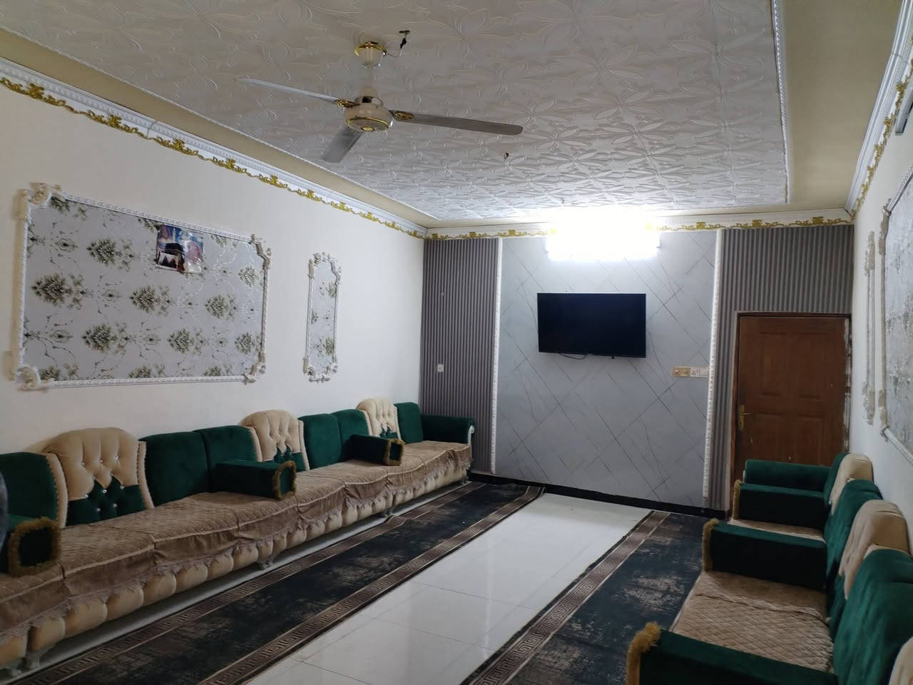 السلام عليكم بيت للبيع حي عرار مساحه ٢٥٠ بل سند واقع ٣٢٠ متر ركن بيت طابو صرف بناء حديث كامل عل آخر حبايه موقع مميز شارع الريسي السعر ١٦٠ بي مجال الاستفسار اتصال *********** مراجعه مكتب النوارس شارع مستشفى ***********
