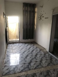 بيت طابق ثاني معزول بالدوره غرفة وصالة و مطبخ و حمام و سطح ايجار 300اي...