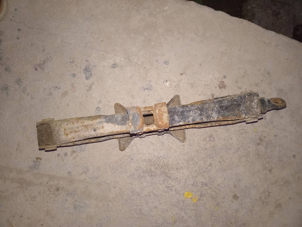 السلام عليكم رنك أمامي كربلا ئي البلادي  السعر 25الف رنك وتاير خلفي 25الف جك 15الف واذا شلعه وحده ب55الف السعر قفل قفل بدون مداهر عنواني ابو الخصيب باب طويل *********** قرب جسر اللكَطه
