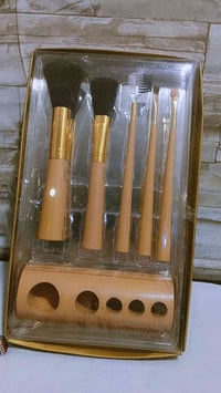 فرش مكياج • خشبيات • ستاند