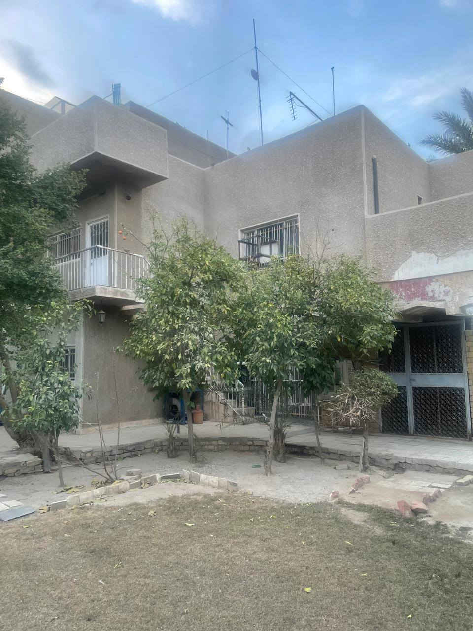 مشتملات اثنين علوي وسفلي صالحة للسكن ، مفصولات عن بعضهم ، مساحة ٩×٣٠ أو ١٠×٣٠ من بيت مساحة ٦٠٠ متر . بغداد ،بلديات ،قرب دائرة المرور ، محلة ٧٣٨ .
بناء ٢٠٠٢ ، صالحة للسكن .
سعر متر ٣،٠٠٠،٠٠٠ مليون 
اتصال، (*********** )
