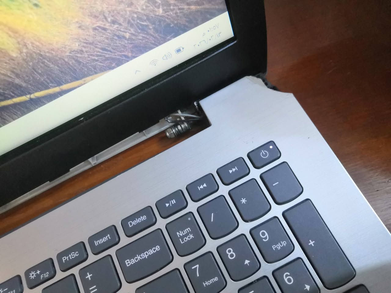 لابتوب lenovo
core i7
جيل 8 
RAM 8
ذاكرة 512
تدعم دقة 4k 
يحتاج نرمادة ومسطرة فقط وبيه كسر بسيط ما مأثر على حاسبة 
سعر 350 الف وبيه مجال


**إذا كنت صاحب هذا الإعلان وتريد حذفه لأي سبب، رجاءا أرسل رسالة إلى الدعم الفني**