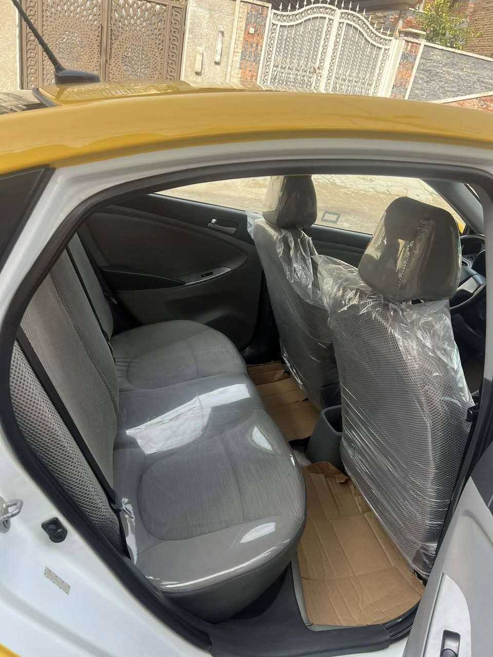 هونداي اكسنت ٢٠١٥ سياره جديده وكامله ع وضعهه سياره كفاله عامه  تخم تاير مكينه كير دوشمه كلشي بيهه جديد ماشيه ٩٨ رقم بغداد سنويه باسمي مصفره نقابه سياره كلشي بيه كامل وجديد***********
