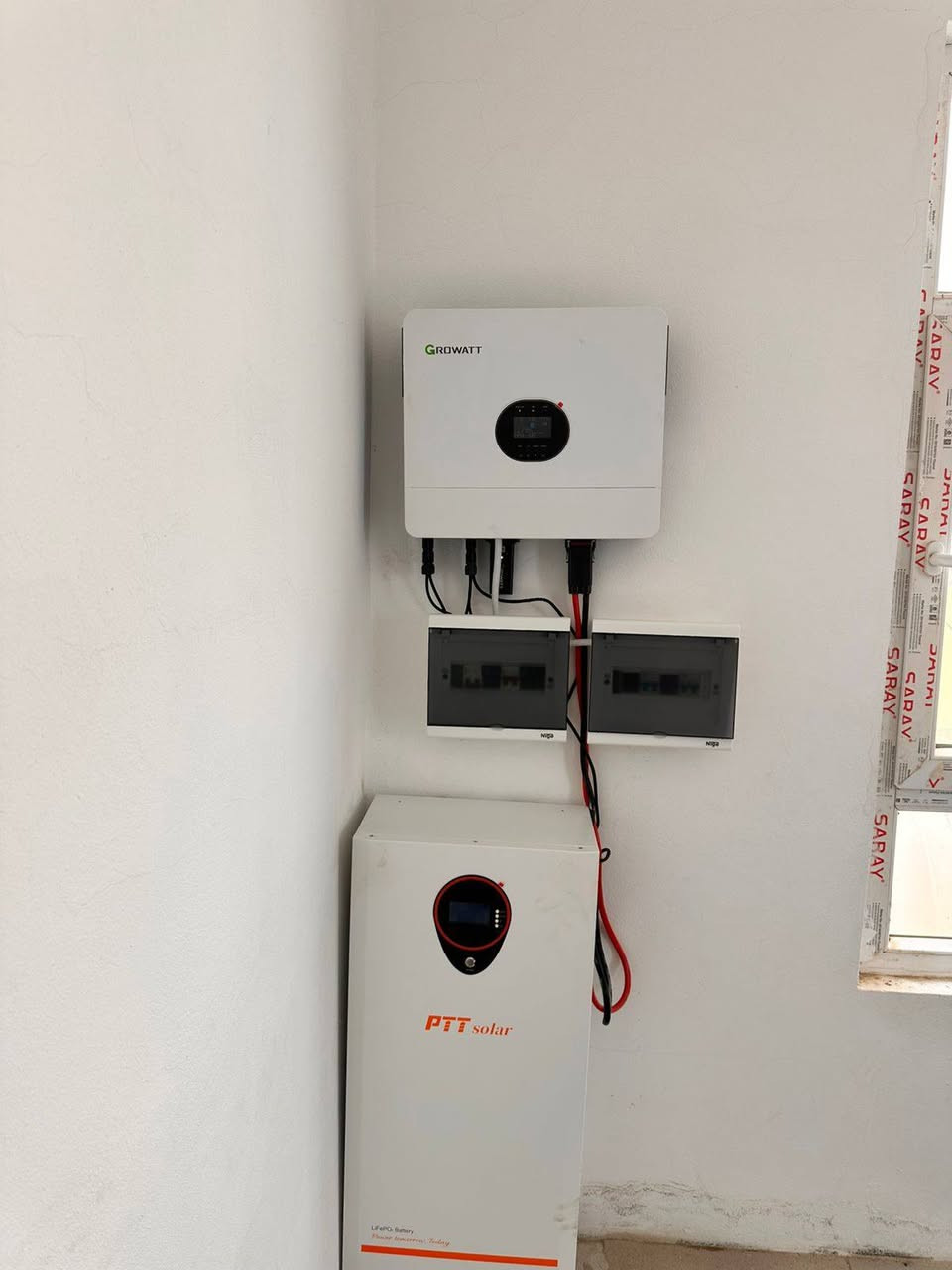 اليوم الجمعة الموافق 30/1/2026
تم بعون الله إكمال نصب  وتشغيل منظومة  للطاقة الشمسية في #قضاء #مندلي #حي العسكري
تجهز 16 أمبير نهارا  15 أمبير ليلا وتتكون المنظومة من:-
1-ألواح شمسية عدد 8 قدرة اللوح الواحد 620 واط
2- بطارية نوع ليثيوم  قدرتها 15 كيلو واط
3- أنفيرتر  قدرته 6 كيلو واط
4- بورد خاص بالمنظومة متكامل الحماية
5- هيكل حديد مغلون مقاوم للصدا
#ملاحظه: لانعمل ببطاريات التجميع الرديئة. 

بإدارة عمر ياسين 
وحسن سالم
للأستفسار أكثر الأتصال او مراسلة الأرقام  التالية. ‏
0771 206 0460  
***********
