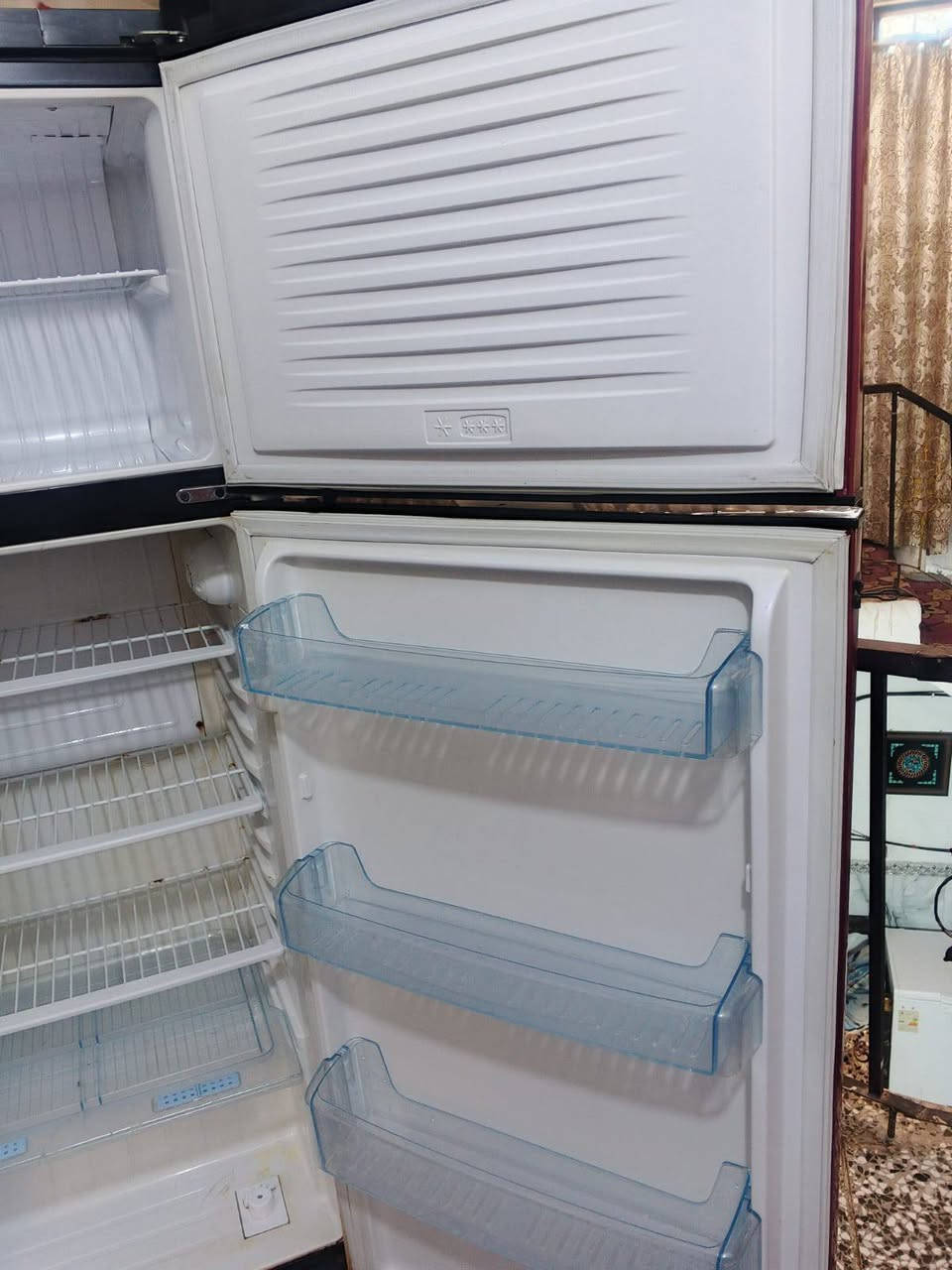 ثلاجه تكمه 22قدم نضافه 90%للبيع ب250 وبيه مجال قليل 
العنوان بغداد حي اور 
***********واتساب
