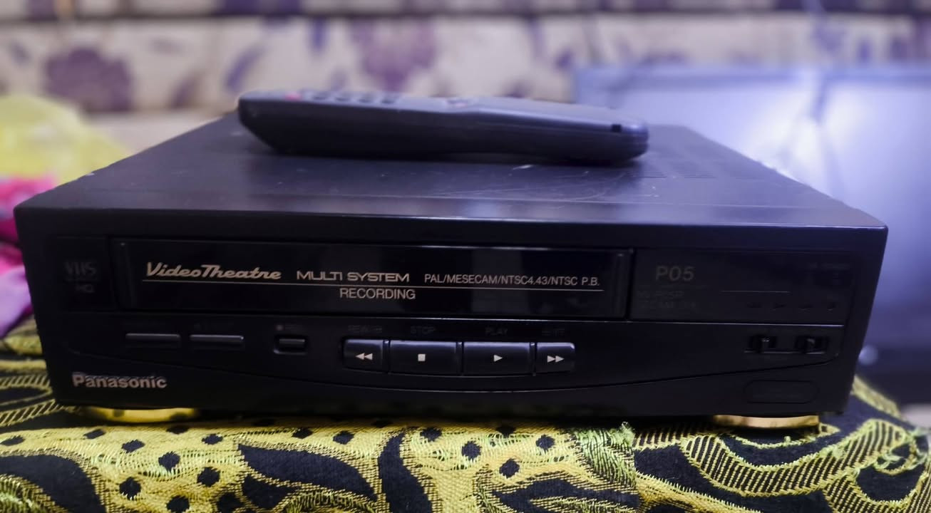 هذا الجهاز هو مسجل فيديو (VCR) من طراز Panasonic NV-P05R.يعتبر من الأجهزة القديمة (Retro Tech) التي تعود لفترة التسعينيات، وهو مصمم لتشغيل وتسجيل أشرطة VHS.يتميز الجهاز بكونه "Multi System"، مما يعني قدرته على التعامل مع أنظمة ألوان مختلفة مثل PAL و NTSC.
مع ريموت كنترول و كاسيت وفيش هديه 
يريد يرسني تحياتي


**إذا كنت صاحب هذا الإعلان وتريد حذفه لأي سبب، رجاءا أرسل رسالة إلى الدعم الفني**