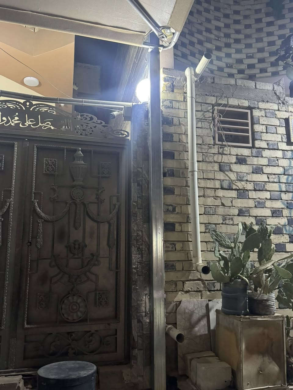 السلام عليكم عماريه جديده قبل شهرين شديتهه واريد ابيعهه بيش بلسوك بلنص ابيعهه قياس ٥*٤ م ***********
