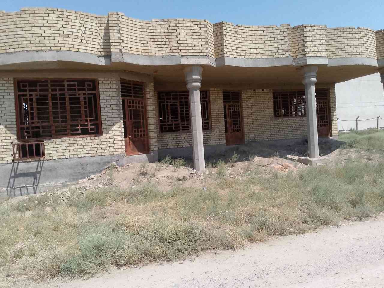 بيت هيكل مع ارض طابو زراعي سند 25مفروزه بسمي مساحة لأرض 663مترا مساحه البناء 325مترا يحتوي على ستقبال وهوال 3غرف نوم حمام ومطبخ الموقع عويريج قرب سيطره 75مدخل مدخل مركز شرطه المصطفى قريب جدا على شارع الخدمي الرئيسي لاتتصال ***********
