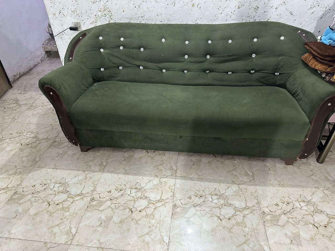 سلام عليكم تخم نضيف و بوفيه مكاني شهداء البياع قرب مدرسه الفرات السعر 250 ألف   ما متواجد ع خاص رقم الهاتف ***********

