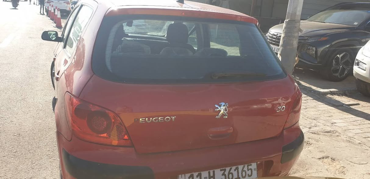 سلام عليكم بيجو فرنسي مديل ٢٠٠٦ سيارة جاهزه من كلشي كير محرك صدر تبريد مكفولات تخم تاير بيه صبغ الباب الوره السايق و البنيد مكفوله من الضربه السعر ٥٥ وبيه مجال قليل مكاني بغداد العبيدي الكفائات رقم الهاتف ***********
