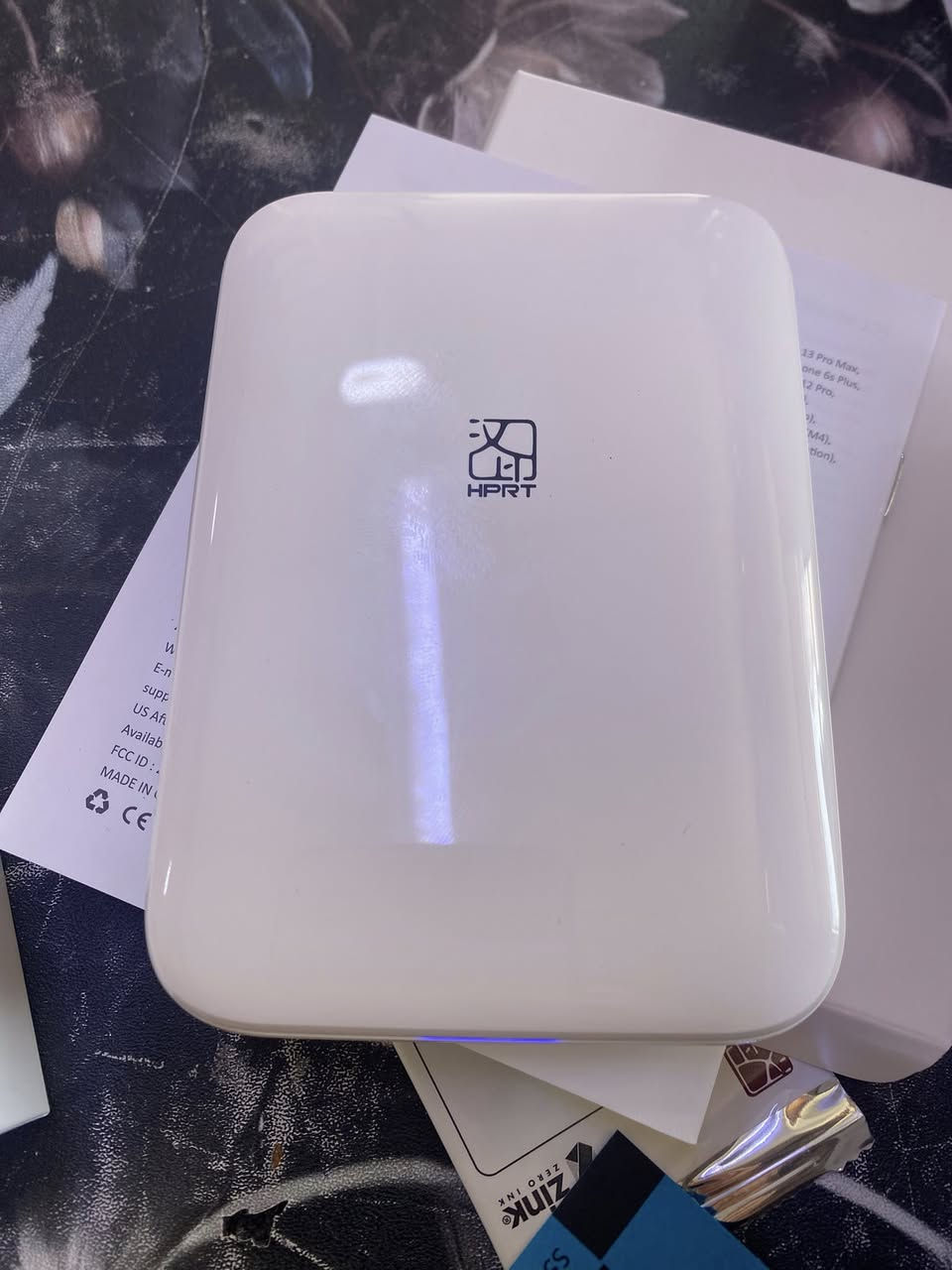 طابعة صور محمولة من طراز HPRT MT53.التقنية: تعمل بتقنية ZINK (Zero Ink) للطباعة الحرارية الملونة دون الحاجة إلى حبر.الاتصال: تتصل بالهواتف الذكية (iOS و Android) لاسلكياً عبر البلوتوث.المميزات: تتميز بحجمها الصغير المناسب للجيب، وتتيح طباعة ملصقات وصور فورية مقاس 2×3 بوصة.التطبيق: تستخدم تطبيقاً خاصاً (مثل "هايفوتو") لتعديل الصور وإضافة تأثيرات الواقع المعزز (AR).

اعلى سعر ابيع


**إذا كنت صاحب هذا الإعلان وتريد حذفه لأي سبب، رجاءا أرسل رسالة إلى الدعم الفني**