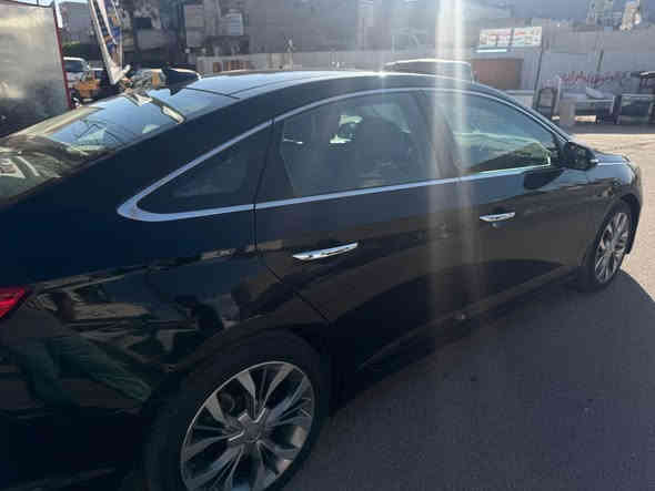 سلام عليكم 
سوناتا خليجي موديل ١٨ فول موصفات vip حادثها بسيط جداً السونر مرفق ويه الصور 
الموصفات 

بانوراما 
اشاير مري +شفط
بصمه تشغل +ابواب
إحساسات امامي +خلفي
كامره خلفيه
شاشه hd
اربعه دسك 
كشنات جلد تحكم كهربائي 
 سايد بريك دكمه 
قياده ذاتيه 
تحكم استيرن 
 قطعتين تبريد امامي وخلفي 
 باقي موصفات السياره معروفه 

مكاني بغداد المشتل 
السعر: 140
اللاتصال *********** Colombo
