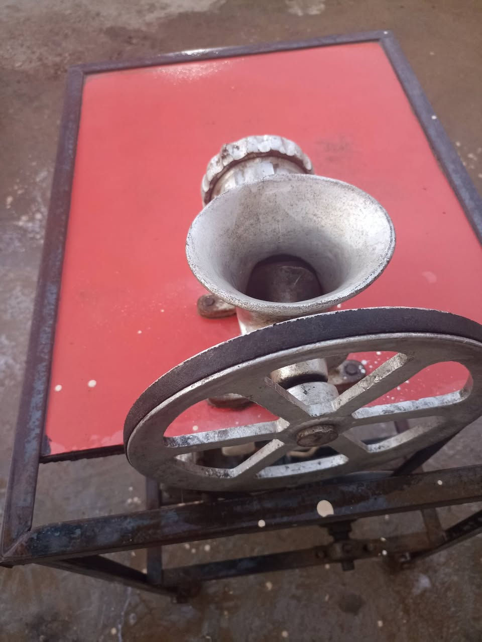 سلام عليكم 
مثرامه لحم او فلافل 
شغاله ماطور بلاد ما مفتوح
نضيفه 
استعمال قليل
سعرها 200 الف
عنوان ديالى شهربان
للاتصال ***********
