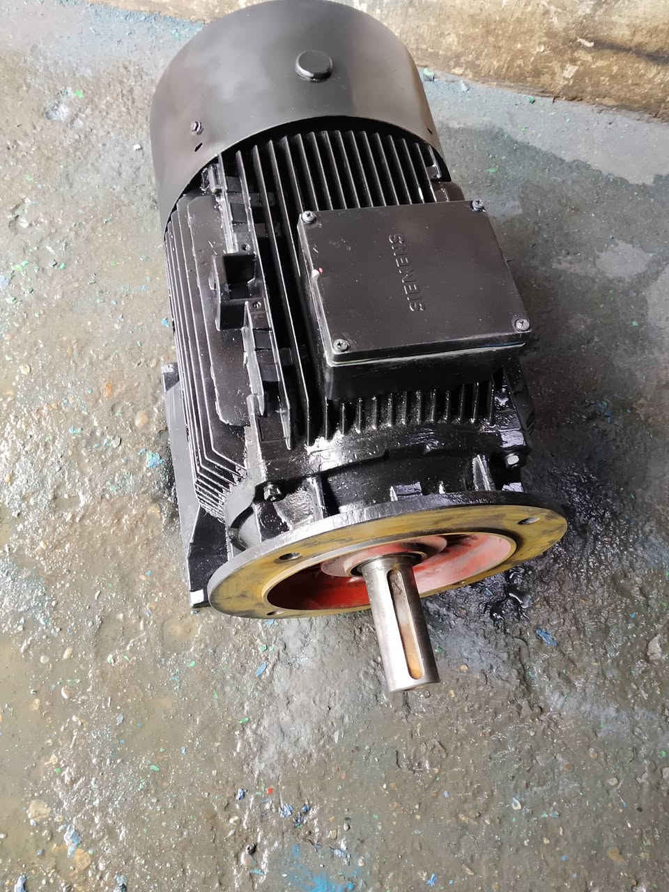 ماطور 25 حصان   قاعدة فلنجة  الدوره 1500  بلادي اوروبي السعر 650 الف عنوان بالموصل على ***********8
