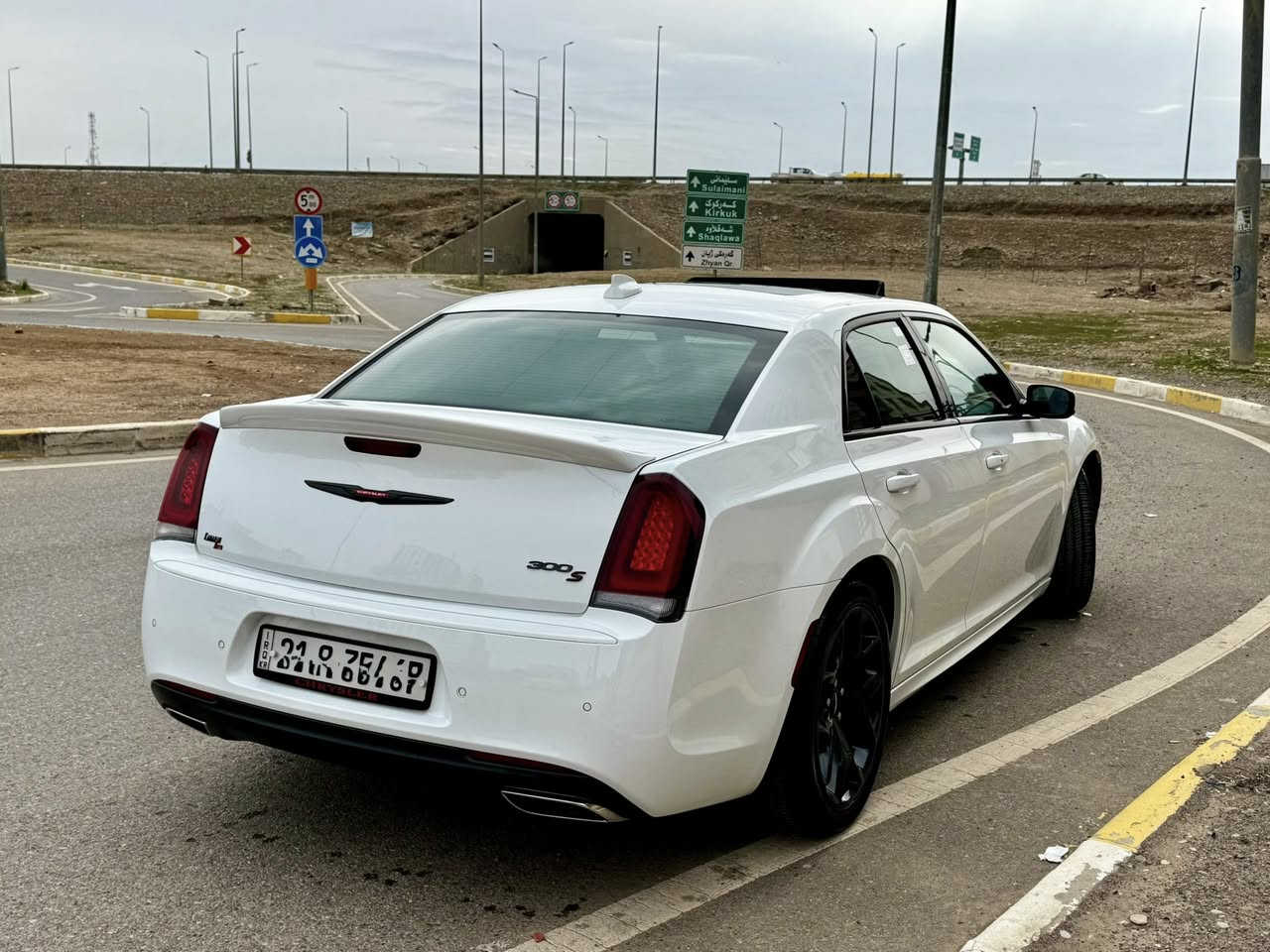 كرايسلر 300s 2021 رقم سليمانى..
وارد كندي ماشية 43ميل .. .
سيارة فول مواصفات معروفة ..
مكفولة كفالة عامه عدا شبر pdr .. 
سيارة جديدة بمعني كلمه جاهز من كلشي
مكان سيارة اربيل ..
***********
