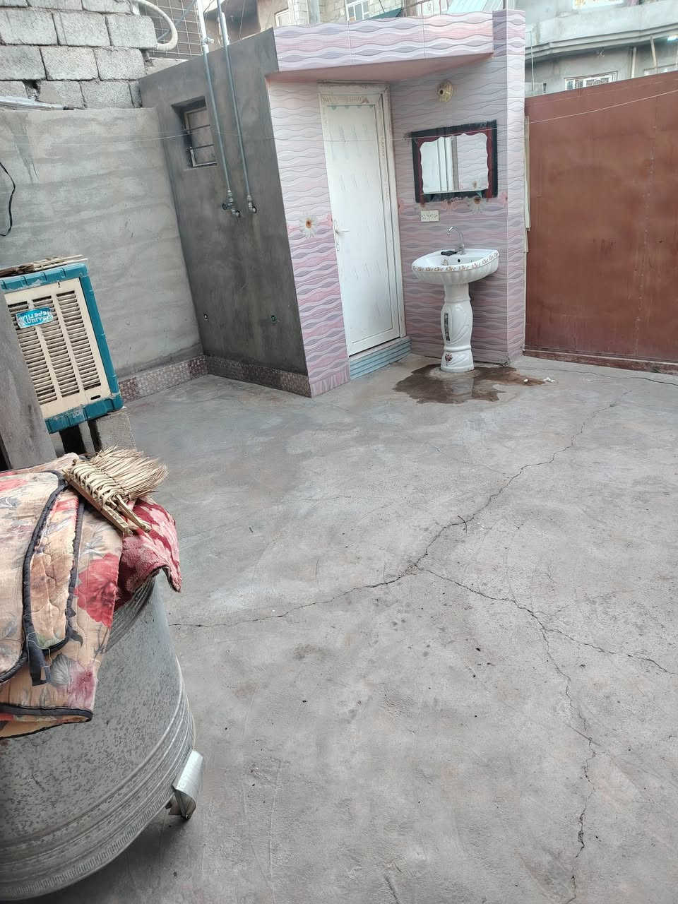 سلام عليكم بيت للايجار العنوان بعقوبة التحرير البستان الخشالي  مساحة البيت 108..مكون من غرفة نوم +استقبال +صالة +صحيان +كراج +منور +مطبخ  للاستفسار  اتصال علة الرقم ***********
