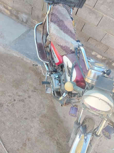 دراجة جونده ٢٠١٠ رقم اسود قريب على الموفقيه سعرهه ٣٠٠ للاستفسار الاتصال على ***********
