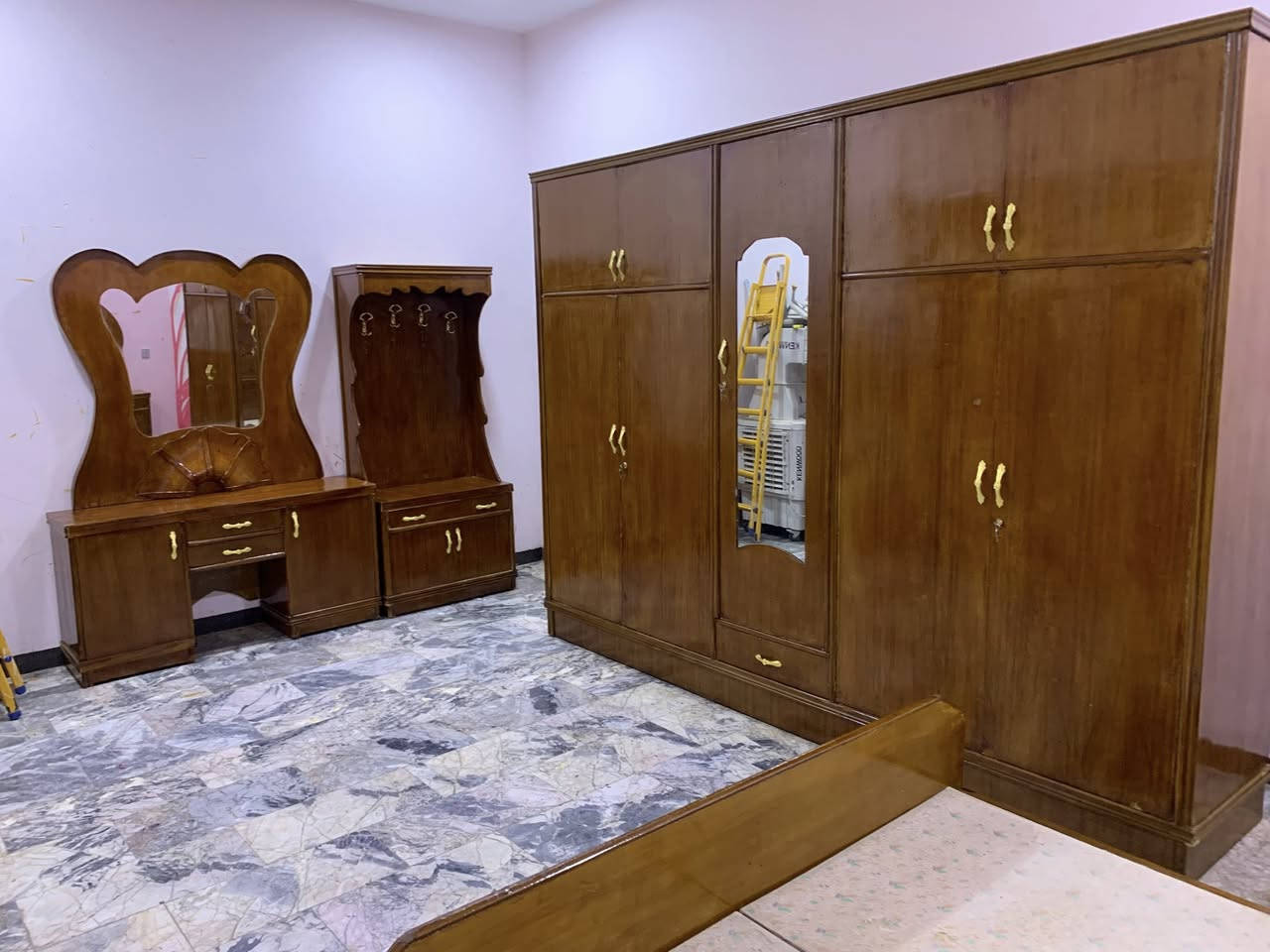 من رخصت مدير محترم الغرفه خمسه ملحق صاج تفصال درجه اولى خشب ثقيل داخل وخارج صاج نضيفه اي ضرار مابيه ضهر جرجوبه تخت جربايه صاج بلوك نقوش كله صاج يدوي السعر 500 رقم هاتف *********** بغداد مكلفه بالنشر اتصال عل رقم فقط
