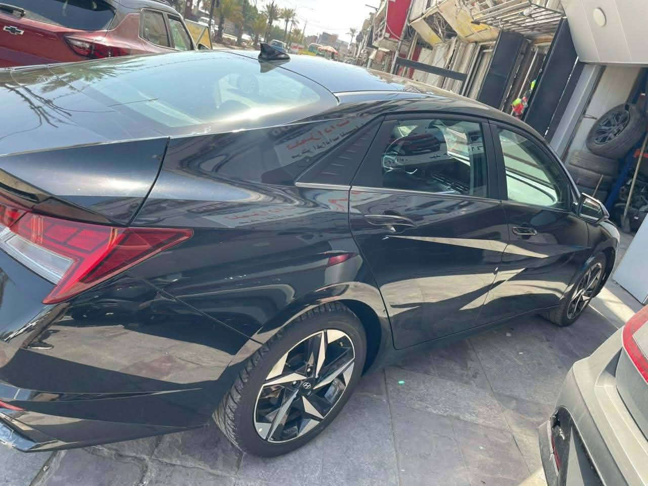 النترا هايبرد موديل 2023
ماشيه47الف
مكفوله من الشواصي والغد

 مواصفات لمتد limited
١-بصمة تشغيل ابواب وصندوك. (بصمة ابواب لمس) 
٢-فتحة سقف ( سلايد روف ) 
٣-محرك 1.6
٤-كاميره  خلفية دوارة
٥-رادارات 360 درجة ( امامي جانبي خلفي ) تمنع التصادم الامامي والجانبي والخلفي
٦-التحذير عند فتح الباب 
٧-تحكمات ستيرن 4 جهات 
٨-دشبول شاشة 4 وضعيات للعدادات
٩- 3 وضعيات قيادة ( عادي سبورت ذكي ) 
١٠- مثبت سرعة ذكي ( التحذير عند مغادرة المسار )
‏١١-Auto Hold التوقف لفترات قصيرة
١٢-الهاند بريك بصمة
١٣-شاشة بلازمة حجم كبير لمس تدعم نظام الابل كار بلي والاندرويد اوتو بدون كيبل يربط التلفون واير ليس و GPS  
١٤-شحن واير ليس 
١٥-ويل كب ١٧ مميز 
١٦-نظام الصوت Bose عدد السماعات 8 
١٧-تشغيل عن بعُد 
١٨-اشاير بال مري
١٩-اضواء ترحيب عند الاقتراب 
٢٠-لايت لد 3عدسات وسكنات لد 
٢١-كشنات جلد السايق كهرباء 
٢٢-نقطة عمياء
٢٣-تدفئة/ تبريد بالكشنات
٢٤- لد متغير الالوان 12 لون على طول الدشبول
٢٥- كير اوتماتيك و S عادي
٢٦-تحديد مسار وقيادة ذاتية  ورادار امامي 
٢٧- مانع انزلاق 
***********
السعر ١٤٥
