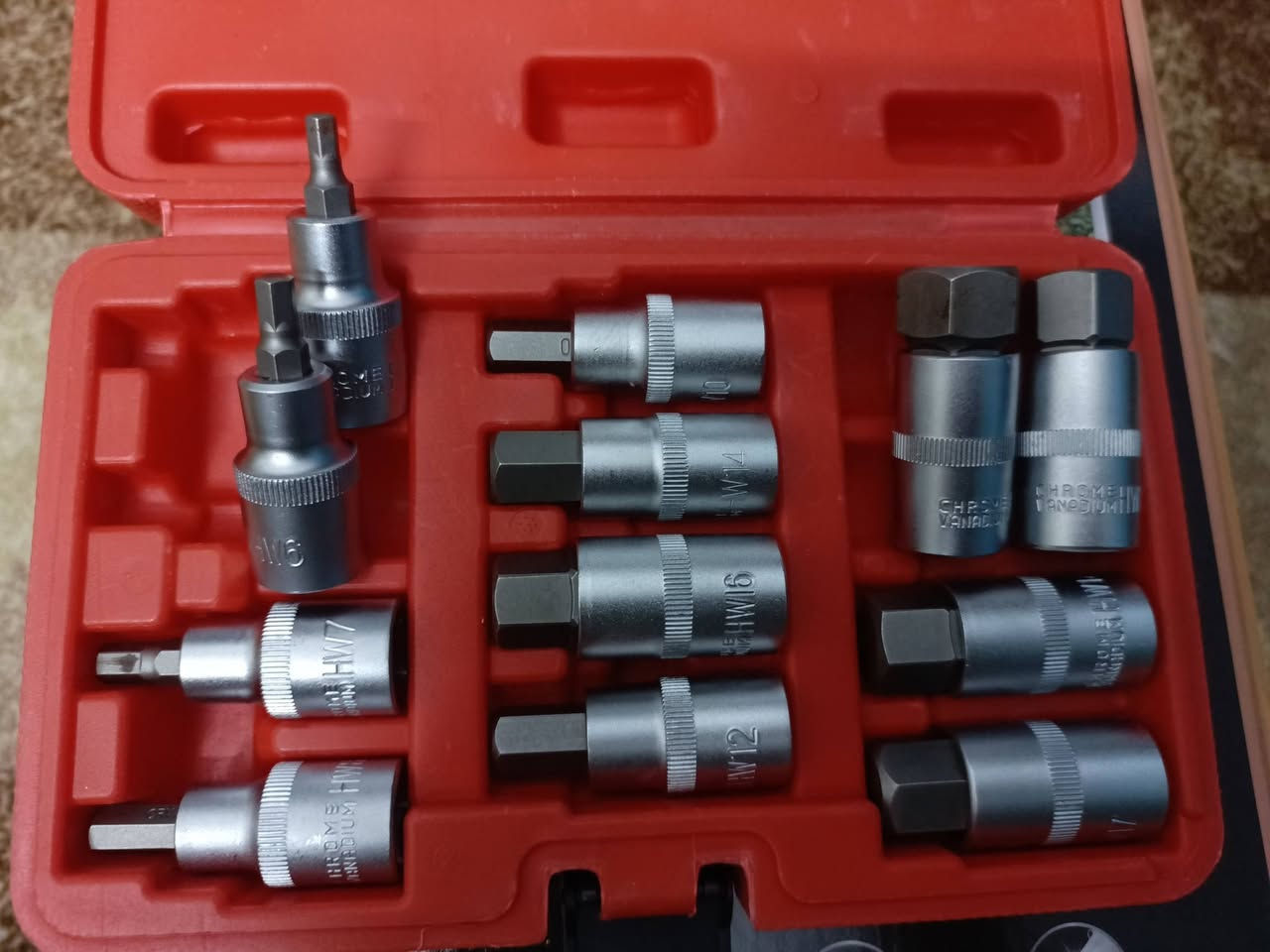 سيت النكي ١٢ قطعة من قياس 5 الى 22
 مجموعة مفكات ألن سداسية (Hex Bit Socket Set) مصنوعة من فولاذ الكروم والفاناديوم، وتأتي في علبة تخزين حمراء. 
المكونات: تتضمن المجموعة لقمًا سداسية بمقاسات مختلفة تتراوح عادة من HW5 إلى HW22. 
المواصفات: اللقم مصممة للاستخدام مع مفكات ذات مقبض مربع بحجم 1/2 بوصة (1/2" drive). 
المواد: مصنوعة من فولاذ الكروم والفاناديوم (Cr-V) لضمان القوة والمتانة ومقاومة التآكل. 
الاستخدام: تستخدم لربط وفك البراغي والمسامير ذات الرأس السداسي في أعمال الصيانة الميكانيكية والسيارات.


**إذا كنت صاحب هذا الإعلان وتريد حذفه لأي سبب، رجاءا أرسل رسالة إلى الدعم الفني**
