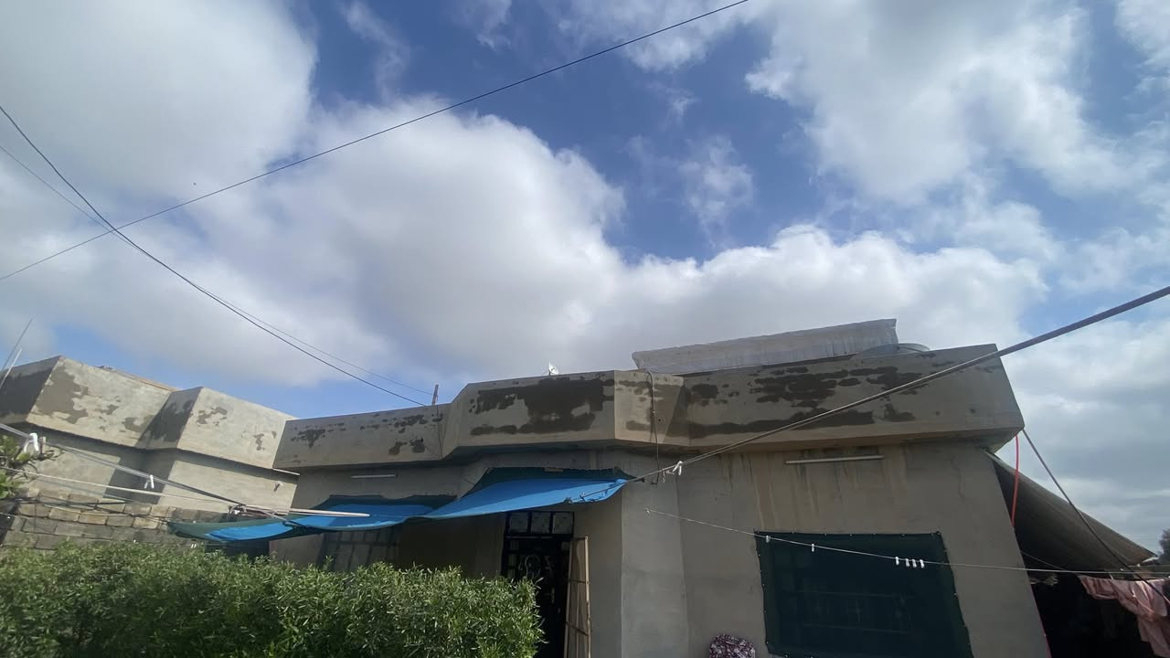 السلام عليكم اخوان بيت للبيع 
الموقع مميز الحي العسكري شارع ٣٠ التبليط هل ايام والتبليط مال شارع ١٥ قريب علي البيت يتكون من 
استقبال جبيره 
مطبخ 
موزع صحيات 
وغرفه جوه 
وغرفه فوك جبيره 
البيت بناء ع نضام 
الموصل وحوش جبير 
زراعي معامله بالبلديه 
موقع حلو وقريب ع السوك 
والمنطقه فول 
السعر المطلوب ٥١ مليون وبي مجال للطيبين 
وحياكم 

‭٠٧٨٦ ٤٠٩ ٦٤٢٤‬
رقم الهاتف
