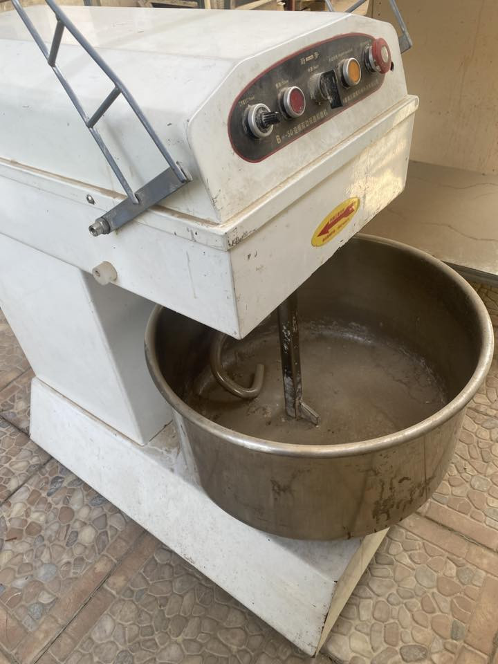 السلام عليكم 
عجانة للبيع 
حجم 25 كيلو يعني نص جيس
مأطور سنكل بلادي وسرعة تحكم
للاستفسار رقم 
واتساب ***********
