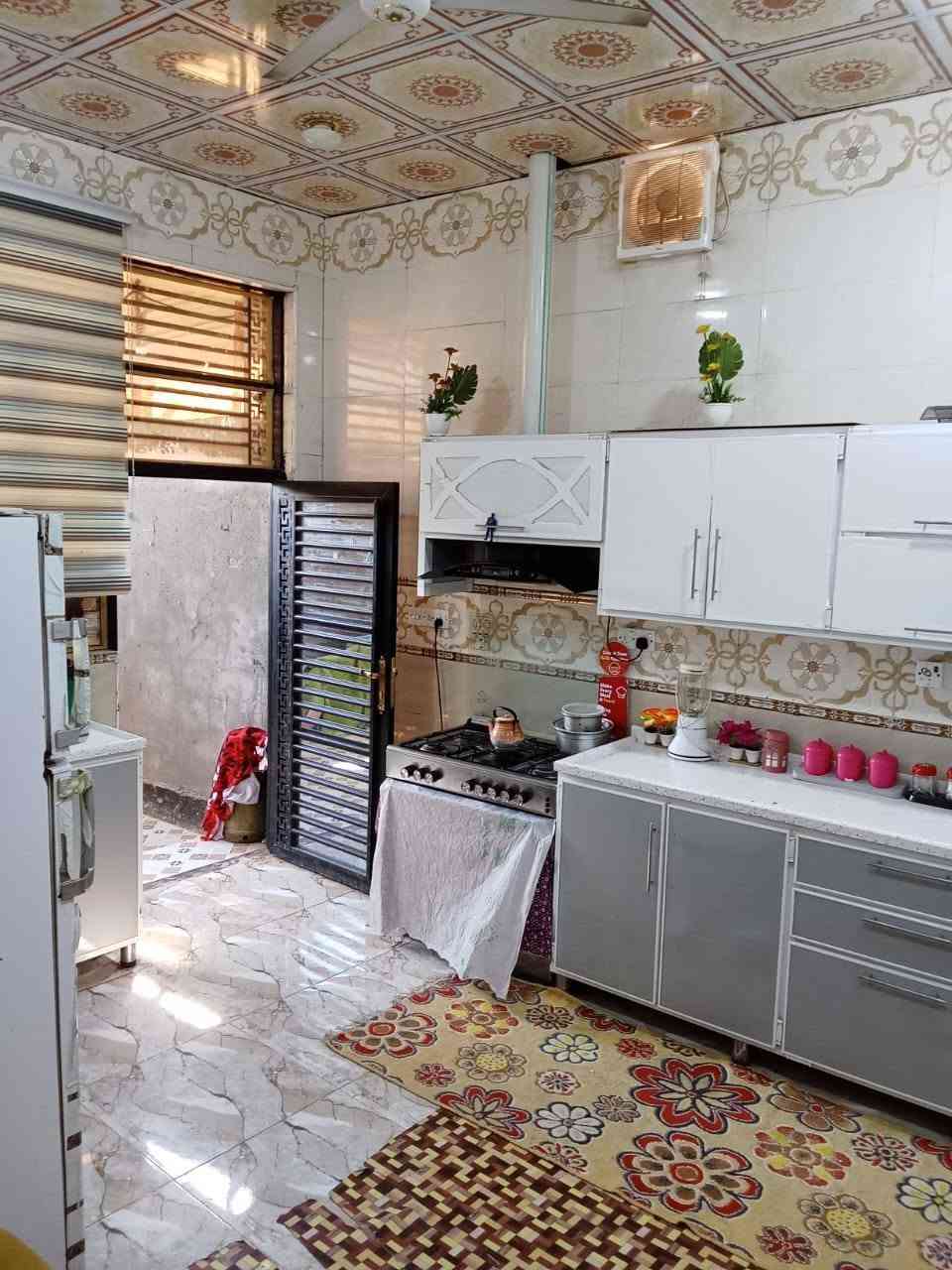 بيع مستعجل
بيت للبيع من صاحب الملك نفسه الشراي احوله اله
 المساحة / 160 متر 
نوع الطابو / ملك صرف
سنة البناء / 2024 البناء بلوك الشلامجة بناء حديث والبيت ركن
طابق واحد
يحتوي على استقبال ومطبخ وصاله وغرفتين نوم وكراج وصحيات داخلية وخارجية
العنوان / البصرة . التنومة . حي الجامعة . نهاية شارع سيد عواد
السعر / 190 مليون وبي مجال
باقي التفاصيل خاص او واتساب فقط 
***********
