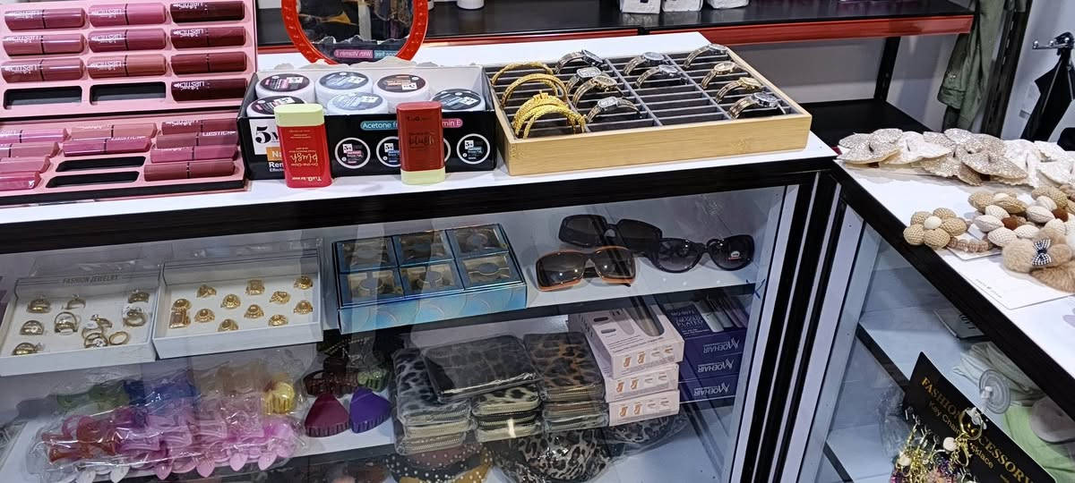 سلام عليكم غراض كوزمتك كامل للبيع. قيم بل يرضي الله وشايف خيرهم ***********
