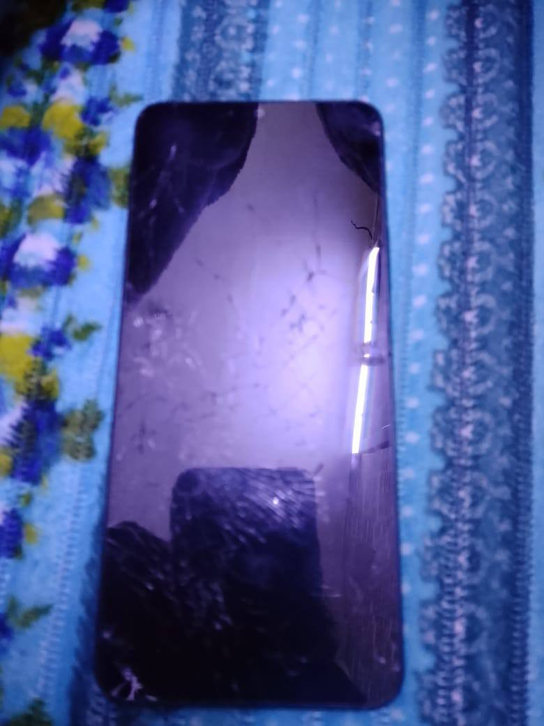 سلام عليكم ريدمي للبيع مكسوره الشاشه مكسوره ذاكره 128 رايده 50 وبي مجال بسيط *********** واتساب
