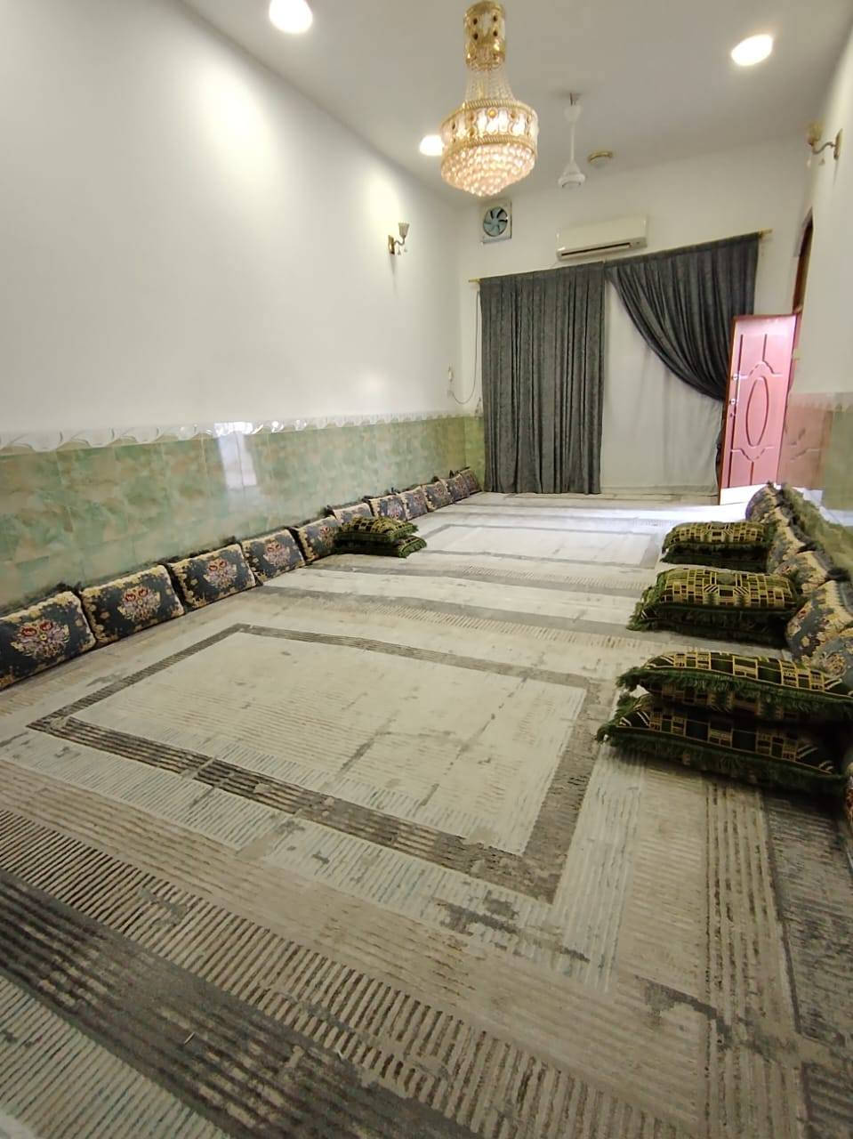 #اللهم صل على محمد وآل محمد 
#بيت للبيع  مقابل خدمات منتزه + روضه 
#طابقين  مسلح 
#منطقة حي الحكم  قرب مركز صحي الحكم 
#المساحة 260 متر 
#الطابق الأرضي يحتوي على استقبال و٣ غرف  وصالة ومطبخ وصحيات خارجية وداخلية
#الطابق الأول يحتوي على٤ غرف وصالة وصحيات 
البيت شغل درجة أولى و كامل كل نقص مابيه 
للاستفسار الاتصال على الارقام التالية
 ***********
***********
