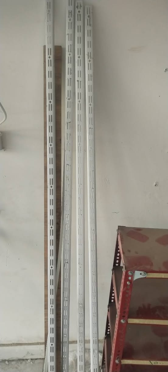 رفوف للبيع مستخدمة 36  رف مع الأذرع والشيلمانات ..السعر 135
***********
