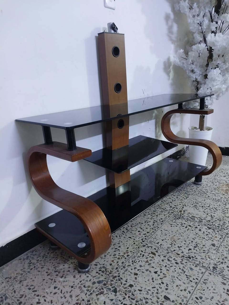 ميز تلفزيون و عاكسه ***********
